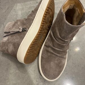 Sofft Tan Suede ankle boots